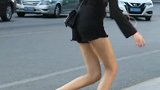 小姐姐逆天的大长腿，走路都带风！