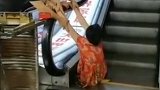 哈尔滨一女子双腿卡入商场扶梯 左小腿以下部位被截断