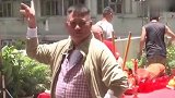 61岁万梓良近照，头发花白，直言保持身体健康，享受工作美好