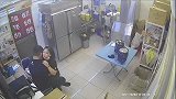 说了多少次不要在店里谈恋爱，监控下这一幕，让老板娘看了也尴尬