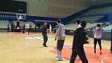 CBA-1718赛季-凯撒训练亲自喂球外援丁 看小丁背身单打5中几？-新闻