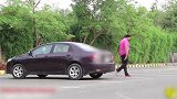 作死恶搞：假装敲碎路人的车玻璃！车主被气得火冒三丈