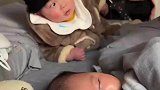 8个月宝宝随家长去串门，和家长一起围观3个月的小妹妹