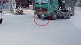 惊险！大货车转弯撞上骑车学生 男孩被卷车底竟奇迹爬出