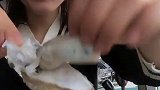 小姐姐越吃越带劲，这么多的生蚝够你吃不
