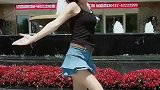 姑娘超吊带跳舞，动感又女人