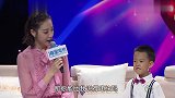 小男孩和女主持比赛绕口令,最终男孩主动认输,小表情又萌又搞笑