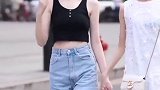 街拍黑衣姑娘，牛仔短裤搭配黑色露肩衣，瞬间恋爱了