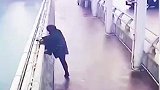 特警飞奔翻桥救下欲跳河轻生女子，七秒挽救一个幸福家庭
