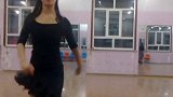 那时，正在上晚自习，一名暗恋一哥很久的女同学突然发了疯似的企图跑过来亲一哥，被一哥无情拒绝