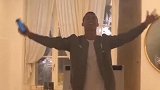 C罗完成尤文新人必考项目 一展歌喉嗓音迷醉姿势太妖娆