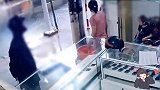 看热闹的最高礼仪，小伙骑车摔水坑，大哥站在柜台上也要看