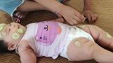 4个月的小宝宝做黄瓜面膜，这待遇简直太好了，瞧把宝宝给高兴的