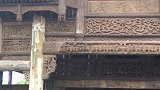 当年状元府门庭若市，现在荒草丛生，无人问津，被世人遗忘。