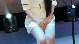 姑娘身穿“睡衣”演唱歌曲，歌声洪亮令人惊讶不已