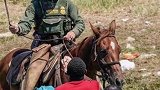 美边境骑警用鞭形绳索暴力驱赶海地难民 美国