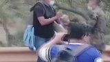 洪都拉斯移民试图闯关遭遇士兵持棍棒痛击 留下满地狼藉
