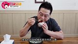 小哥极限挑战超辣泡菜，吃完一盘子后满眼泪水，小编也看得胃疼