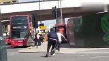 国外街头恶搞,往路人脸上泼水,网友：兄弟,我敬你是条汉子！