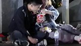 泰山顶一对情侣的温馨瞬间，这一刻泰山见证了他们的爱情