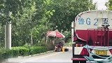 洒水车暖心避过路边商贩