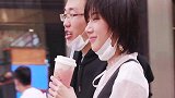 街拍：大风最得走沙尘，却吹不散小姐姐脸上迷人的笑容