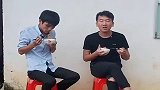 两个小伙子吃饭一起打喷嚏，结果也太巧合了，好尴尬啊！