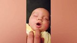 这小宝，睡得也太熟了吧，嘴巴被张开了都不知道！
