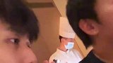 男子和老婆吵架了，不敢和她说话让朋友们帮忙传话