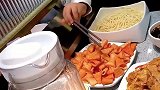 女孩在餐厅吃饭偶遇一小可爱