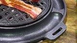 多少人连抽纸都不敢这样？一个人吃烤肉大餐，多少人梦中的情景？
