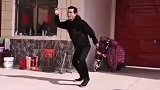 男子为了证明自己没喝醉，打了一套醉拳给众人看