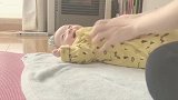 妈妈对5个月的小宝宝挠痒痒，下一秒宝宝奶声奶气的笑声萌翻了！