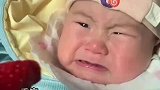 宝妈尝试给宝宝吃草莓，结果给宝宝酸的龇牙咧嘴