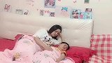 儿子睡着了，爸爸想过二人世界，结果儿子一巴掌！