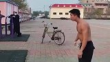 男生花式玩单杠，脸着地狼狈不堪
