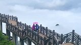 悬崖栈道看云海，好像天上游
