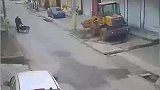 铲车失控不知何故挂倒挡溜车。司机急忙上车操控已来不及