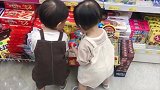带双胞胎宝宝逛超市，一到零食区拦都拦不住