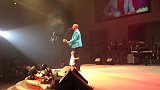 爸爸开演唱会，小儿子含着奶嘴就冲上了台伴起了舞，全场都沸腾了