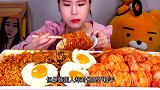 外国小哥极限挑战双倍辣火鸡面，一次吃三包，小编看的一阵胃疼