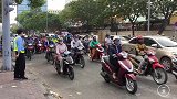 越南交通发达吗？带你看看越南第1大城市，摩托不是一般的多！