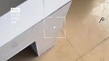小伙儿用书法笔，在水池台上写字