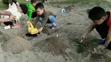 萌娃们在一起玩沙子，还要造个城堡呢