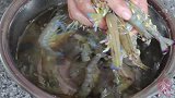 大虾就喜欢这样吃，壳酥肉嫩，方法简单很实用