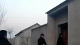 老赖听到敲门声，直接翻墙逃跑，躲进邻居家