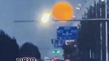 这个月亮比路牌还大，男子练车路上拍下巨大月亮，太震撼了