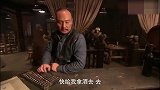 土匪们在饭店喝酒闹事太嚣张，掌柜怒了，拿枪打他嘴巴