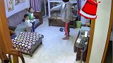 一个眼神暴露了爸爸的家庭地位