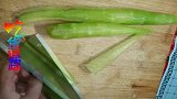 吃货追踪：青笋滑菇这样做，香辣脆口又好吃的家常菜美食！